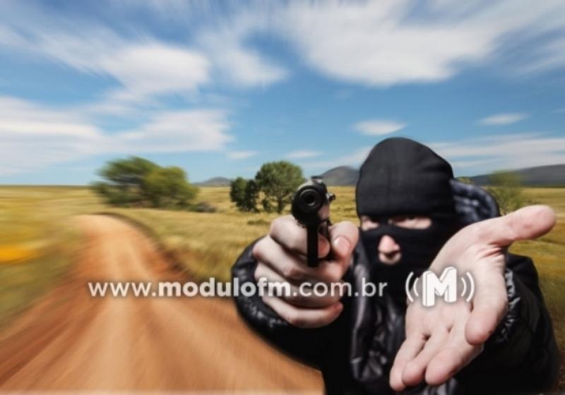 Criminosos invadem fazenda e levam tratores e veículo em...