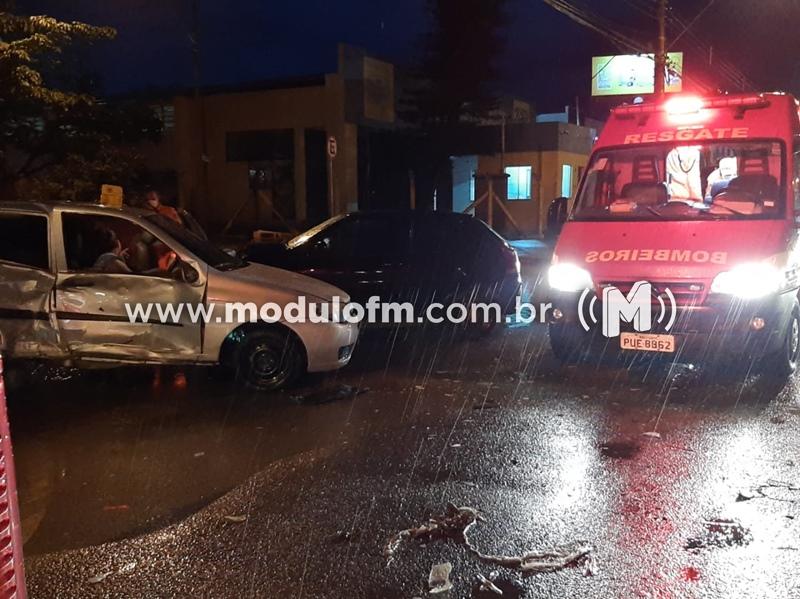 Veículos colidem e cinco passageiras ficam feridas, dentre elas uma grávida