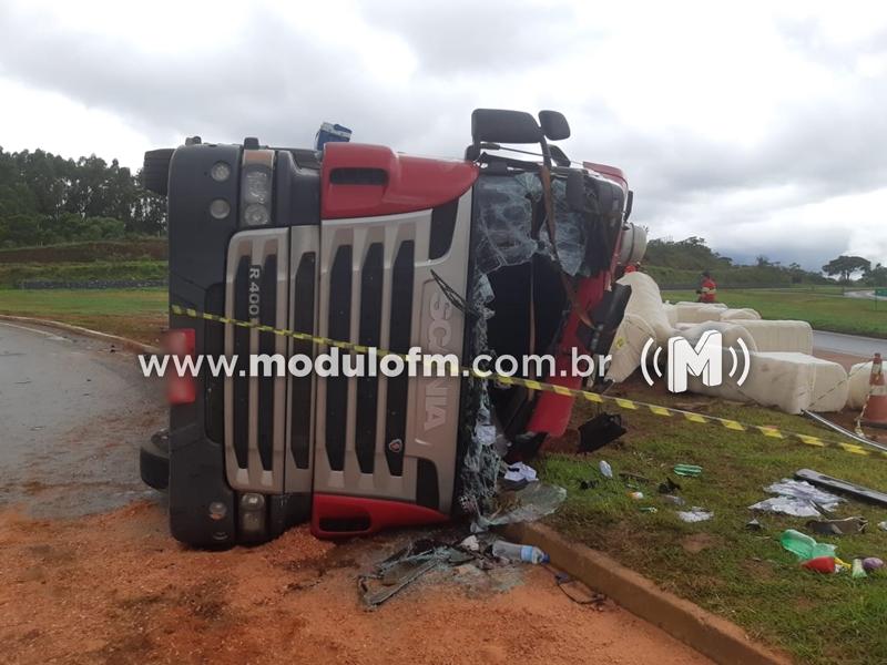 Carreta tomba e caminhoneiro fica preso às ferragens na...