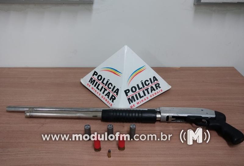 Homem é preso com espingarda de grosso calibre e...