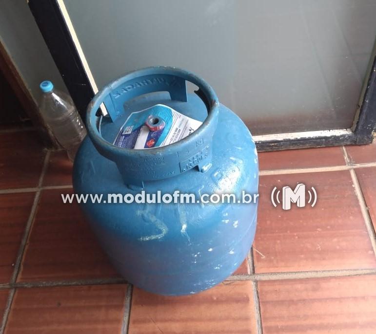 Homem furta botijão de gás e acaba preso em...