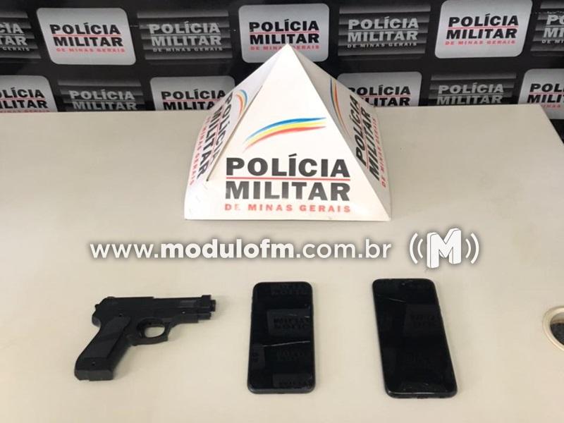 Dupla de criminosos em bicicleta arranca celulares de jovem...