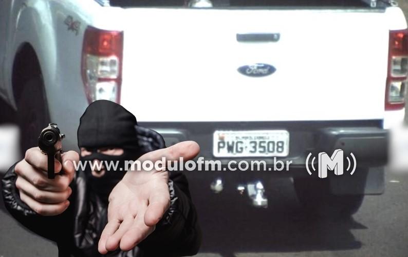 Homem tem caminhonete roubada por bandidos ao chegar em...