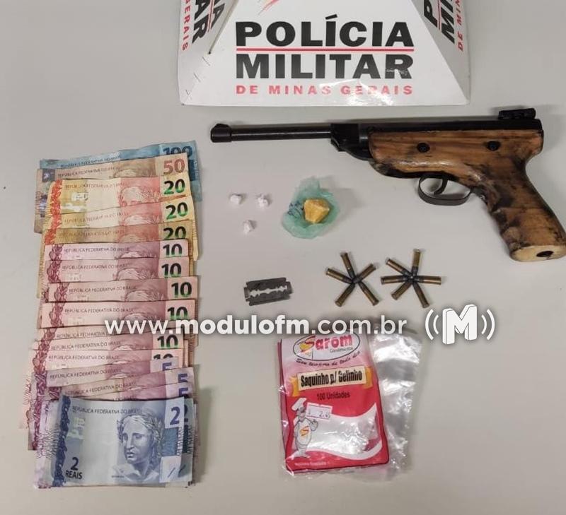 Homens são presos com drogas, armas e munições em...