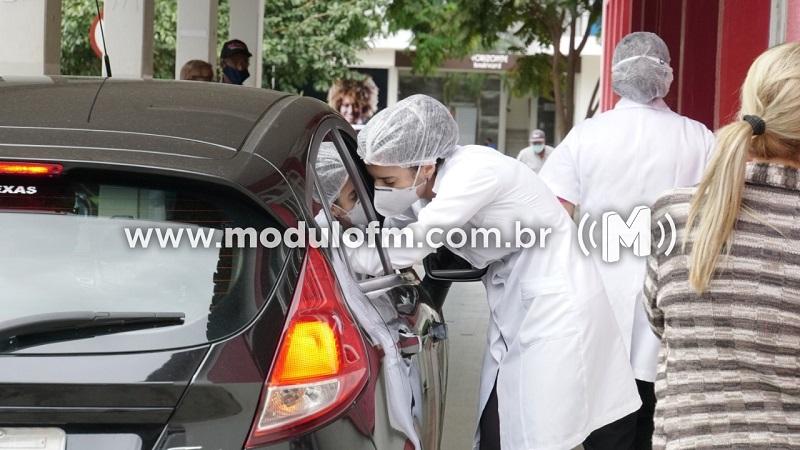 Secretaria de Saúde vacina idosos com 67 anos nesta...