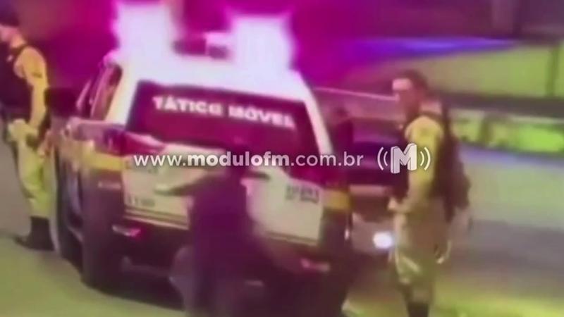 Veja o vídeo: Homem arremessa pedra contra vidro de...