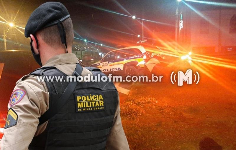 Após perseguição policial, homem foge e abandona carro com...