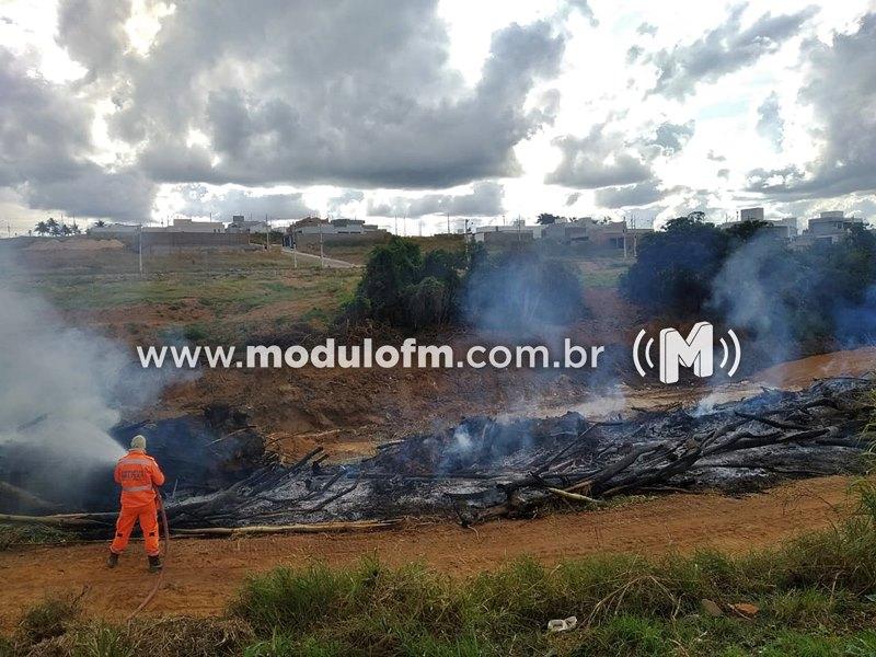 Corpo de Bombeiros combatem incêndio em restos de bambu...