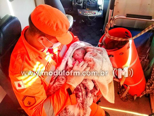 Bombeiros auxiliam parto de emergência em casa no bairro...