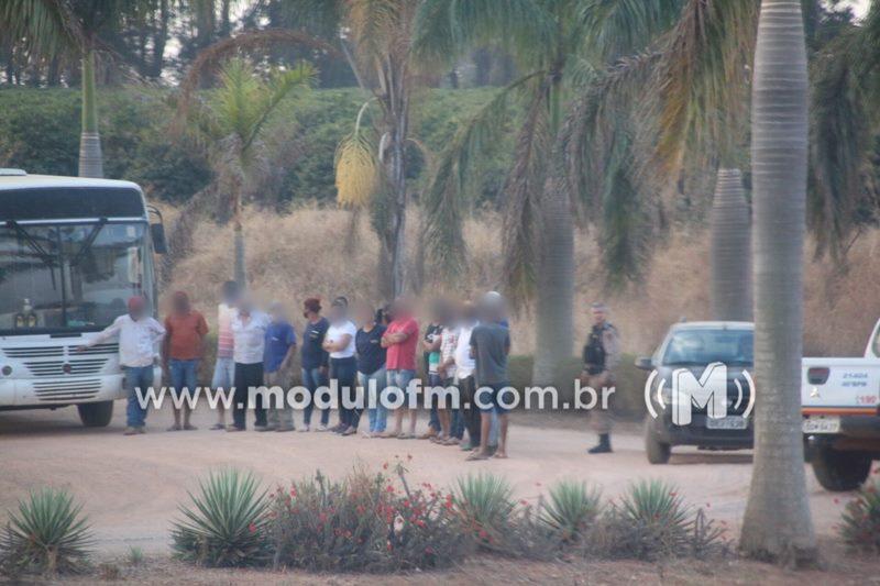 Polícia liberta mulher levada como refém em assalto na...