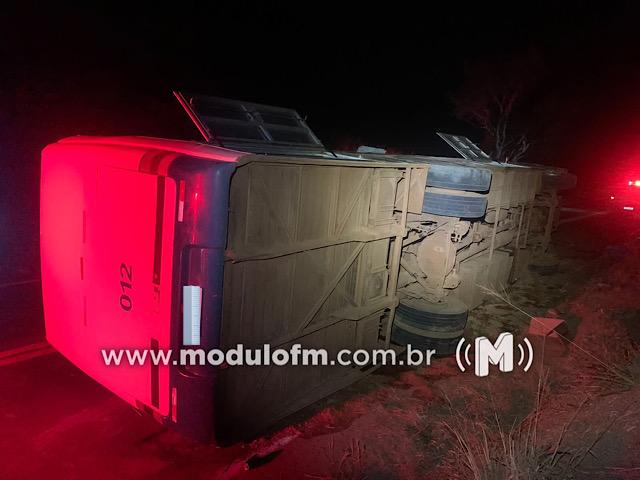 Imagem 1 do post Ônibus com 32 passageiros tomba e deixa feridos na MG-188 em Patrocínio