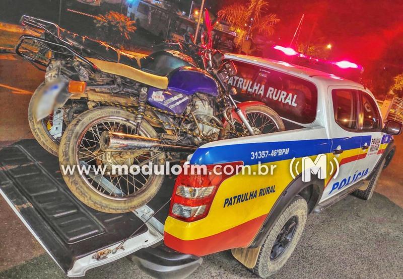 Garotos fazem algazarra com motos em Santa Luzia dos...