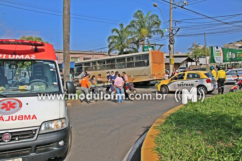 Motociclista fica ferida após colisão entre caminhonete e moto...
