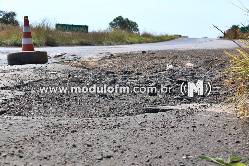 Pastor capota carro com família ao cair em buraco...