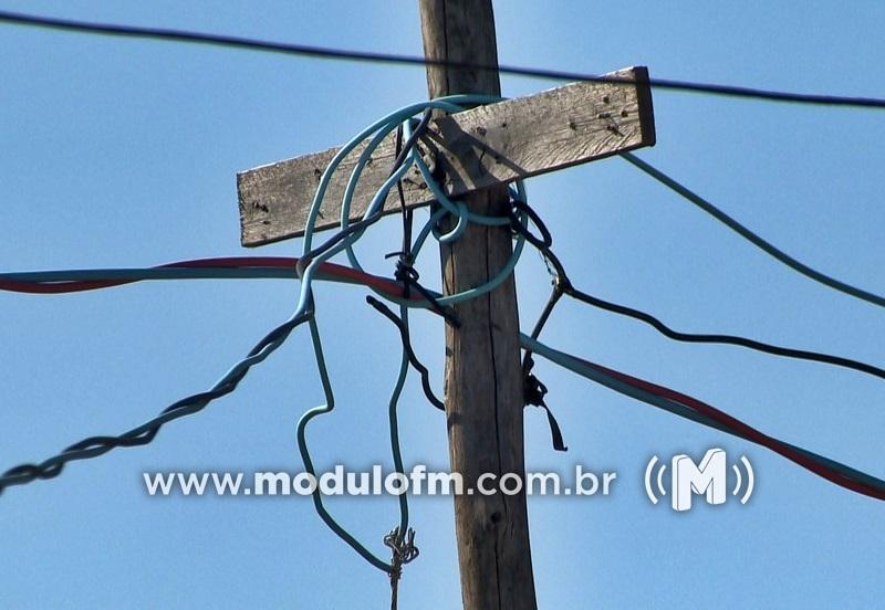 Polícia descobre “gato de energia” em quadra de esportes municipal em Patrocínio