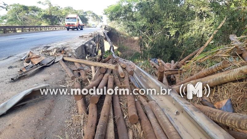 Imagem 1 do post Carreta carregada com madeira tomba e interdita a BR-365