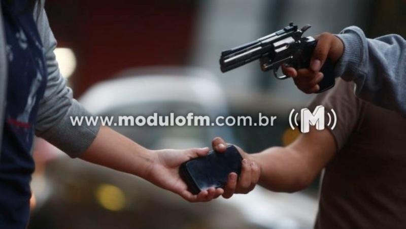 Adolescente de 12 anos tem celular levado por bandido...