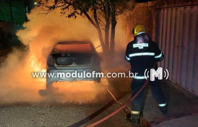Chamas de carro que pegou fogo atinge fiação pública...