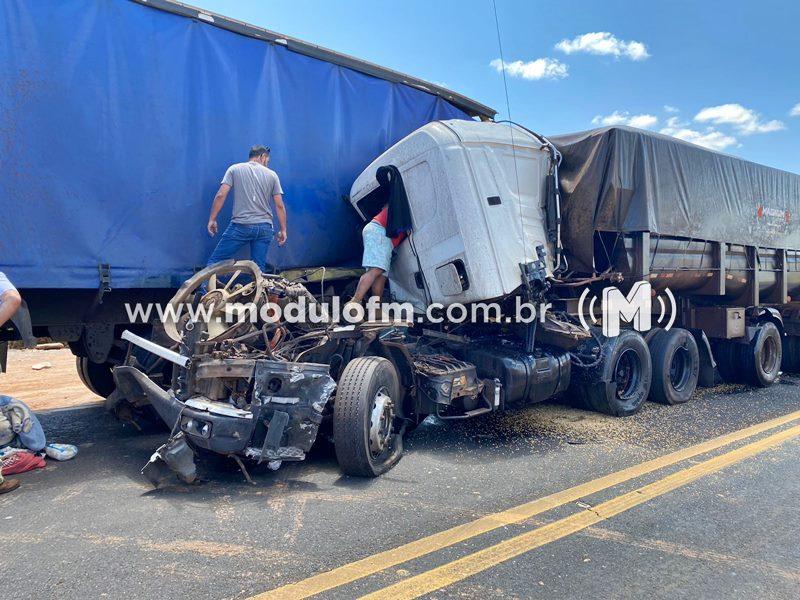 Caminhoneiro sai ileso após bater na traseira de carreta na BR-365