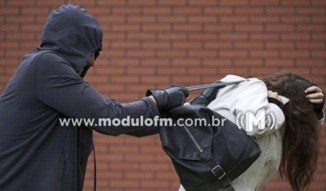 Mulher tem celular tomado por criminoso enquanto aguardava coletivo...