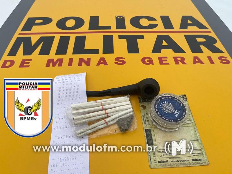 Motorista é flagrado com drogas no bolso e preso...