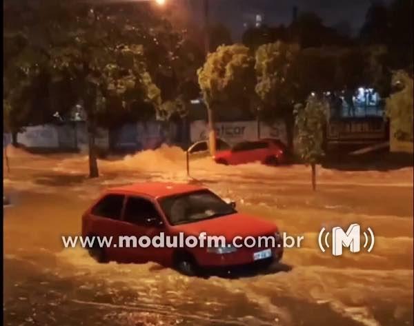 A caótica situação da avenida Dom José André Coimbra...