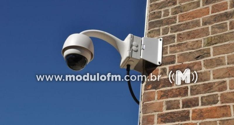 Ladrão não perdoa nem câmera de segurança e furta...