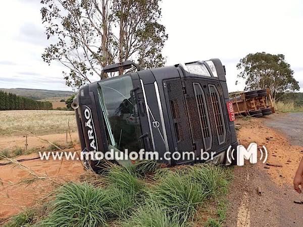 Motorista perde controle ao pegar abacate na cabine e...