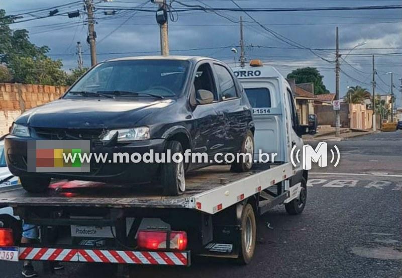 Motorista possivelmente embriagado colide em dois veículos estacionados e...