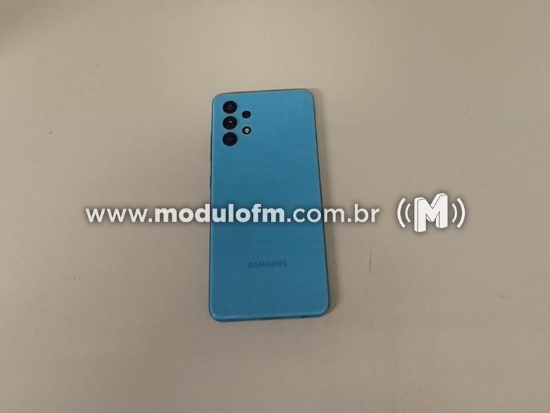 Polícia prende dois homens e recupera celular furtado em...