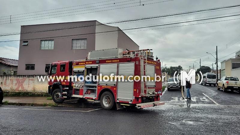 Corpo de Bombeiros debela inicio de incêndio no Bairro...
