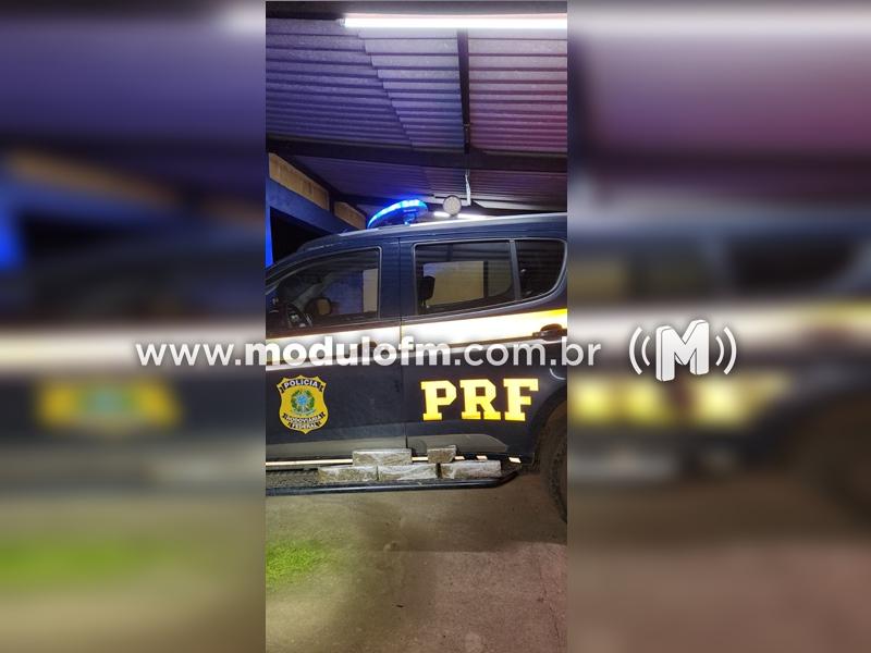 Mulher é presa com 5 barras de maconha em...