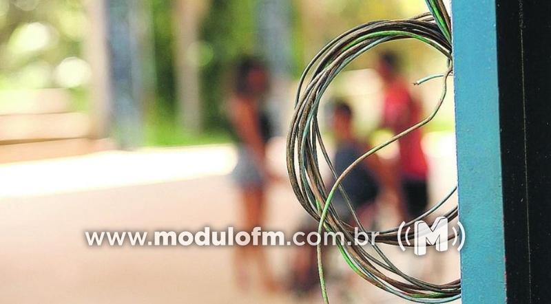 Ladrões furtam fios de cobre e deixa Centro de...