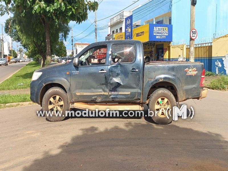 Motociclista fica ferida após colisão entre caminhonete e moto...