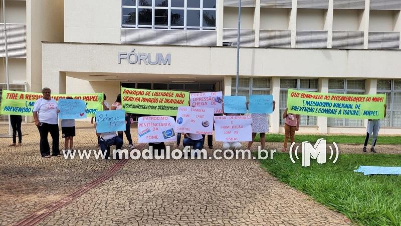 Familiares realizam manifestação e pedem melhorias para internos da...