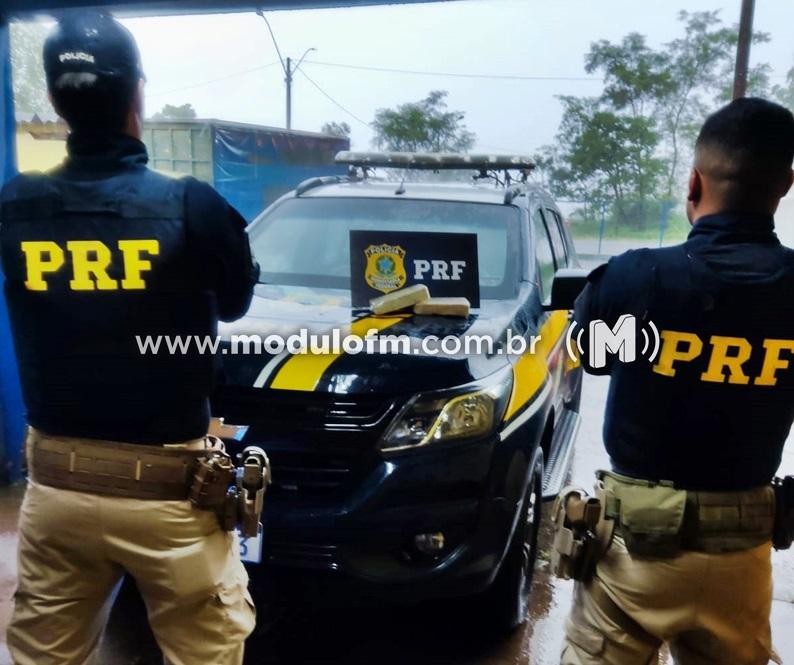 PRF apreende pasta base de cocaína com passageira em...
