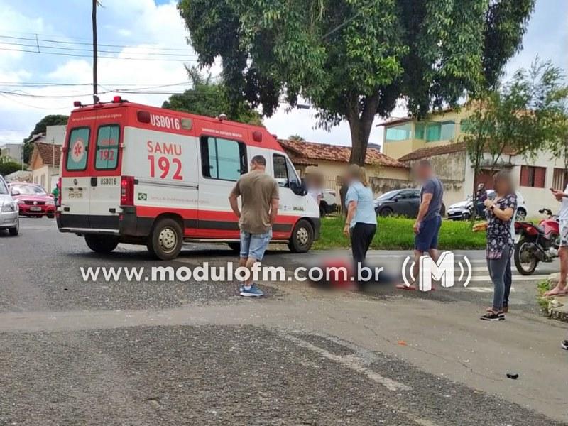 Veículo conduzido por idoso atinge moto e deixa três...