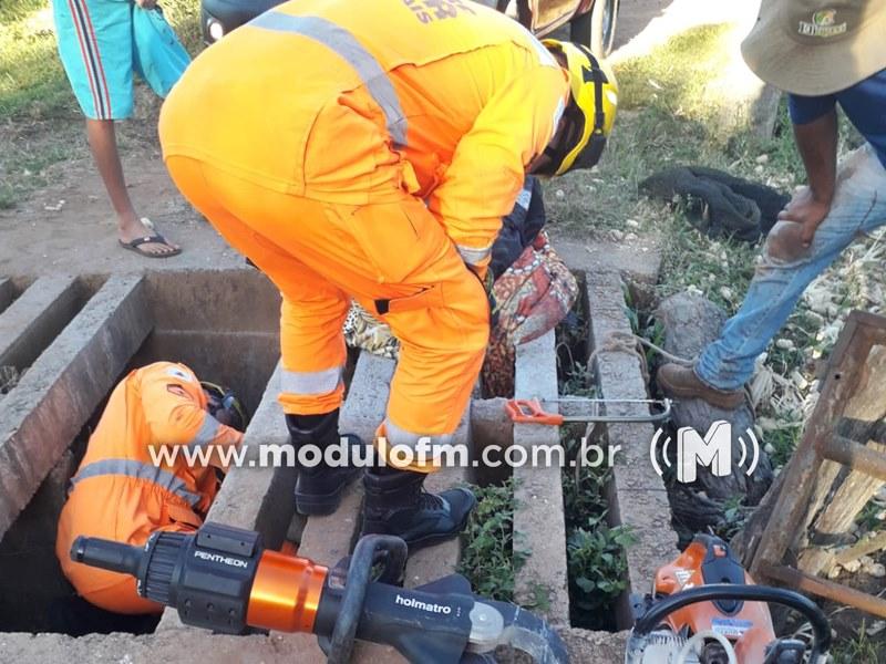 Mulher é resgatada pelos bombeiros após ficar presa em...