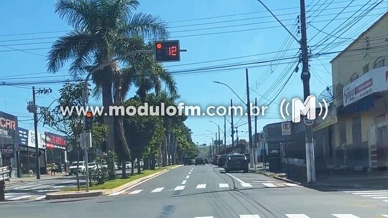 SESTRAN ativa novo semáforo na esquina da Rui Barbosa...