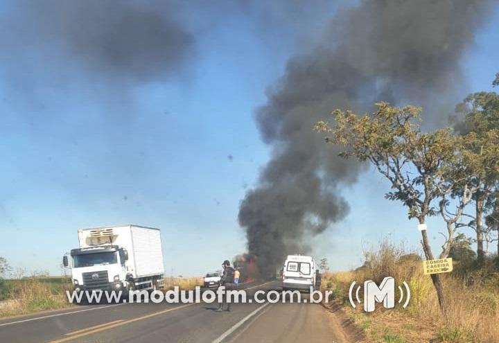 Policiais penais se mobilizam para ajudar motorista em incêndio de caminhão na BR-365