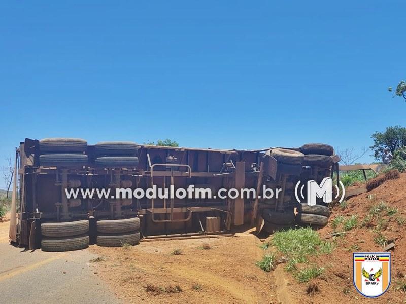 Carreta tomba e interdita parcialmente a rodovia MG-188 em Coromandel
