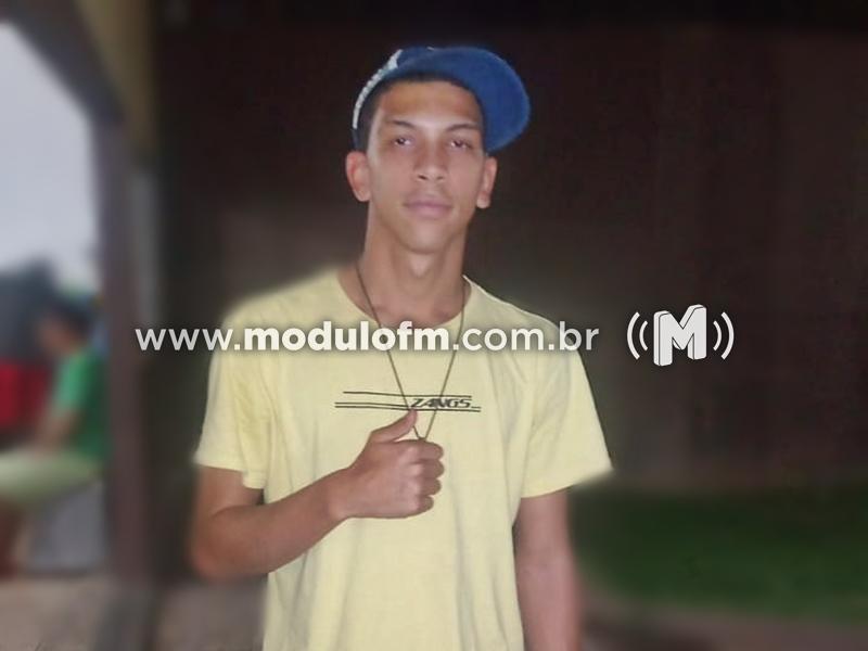 Família procura por jovem desaparecido após fuga de clínica...