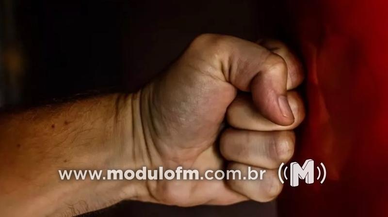 Jovem é brutalmente agredido e largado na rua com...