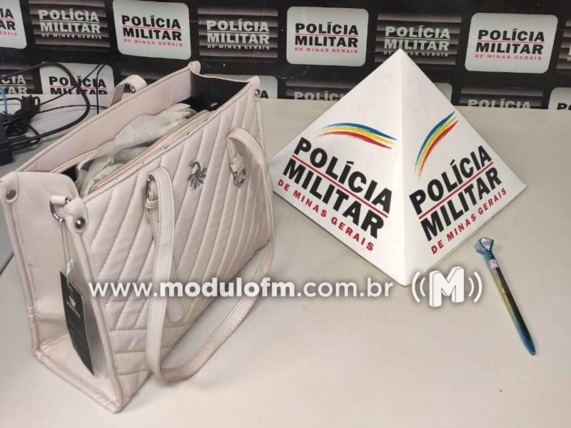 Mulher é presa por furto de bolsa em loja...