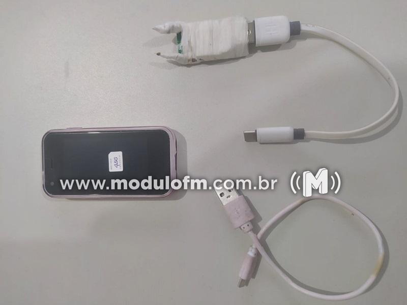 Celular, chip e cabos de carregador são encontrados em...