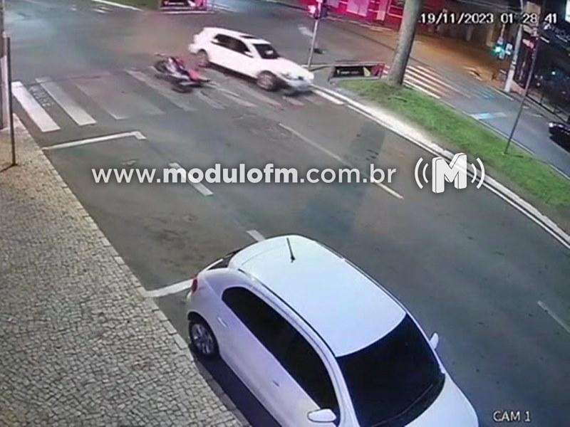 Veja o vídeo: Motorista avança sinal vermelho, atropela motociclista e foge em Patrocínio; outro condutor que passava pelo local omitiu socorro