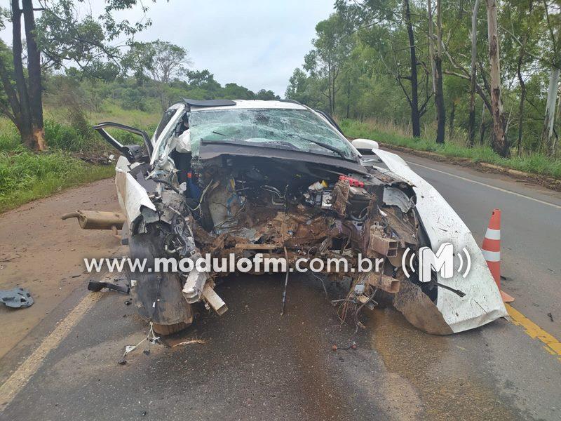 Grave acidente deixa três feridos após veículo colidir contra árvore na BR-365