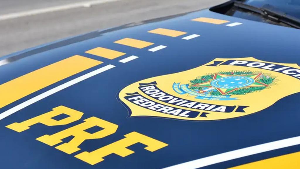 Passageiro de moto morre após queda e atropelamento na...