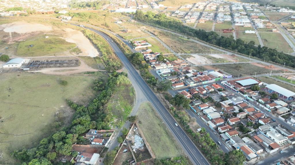 Construção de passarela do Bairro Congonhas sobre a BR...