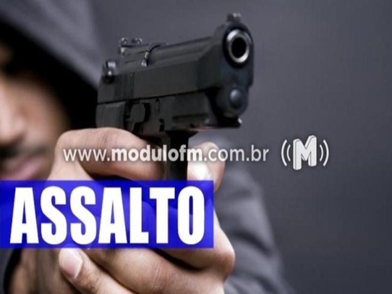 Família é rendida, agredida e trancada no banheiro durante...